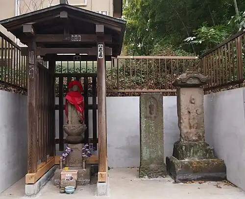 Jizō i „wieża pamięci” (kuyō-tō) po prawej