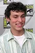 John Francis Daley jako dr Lance Sweets