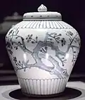 Dzban z nakrywką z dekoracją przedstawiającą kwitnącą śliwę i bambusa. Skarb narodowy Korei. Porcelana malowana podszkliwnie. XV wiek. Muzeum Horim