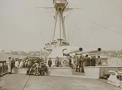 Dziennikarze na pokładzie monitora typu Abercrombie. Widoczna wieża dział kalibru 356 mm