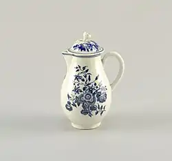 Dzbanek z miękkiej porcelany dekorowany za pomocą techniki druku ceramicznego. Worcester, ok. 1770. Cooper Hewitt, Smithsonian Design Museum