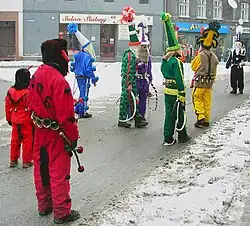 Zdjęcie. Kilku jukaców stoi na drodze, blokując jezdnię, co jest tradycją godów żywieckich.