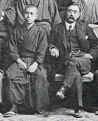 Tanizaki w szkole, obok dyrektor Inazō Nitobe, 1908