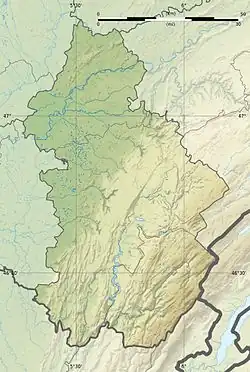 Mapa konturowa Jury, na dole po prawej znajduje się owalna plamka nieco zaostrzona i wystająca na lewo w swoim dolnym rogu z opisem „Lac des Rousses”