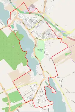 Mapa konturowa Kórnika, blisko centrum na dole znajduje się punkt z opisem „Parafia św. Wojciecha”