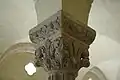 Jeden z romańskich kapiteli kolumny w krużganku