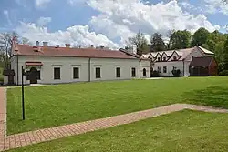 Przy dworku powstał dom pracy twórczej (z prawej)