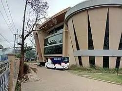 Część budynku biblioteki w formie afrykańskiego bebna.