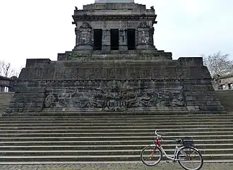 Przednia część podstawy posągu