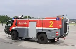 Samochód pożarniczy na lotnisku Kraków Balice