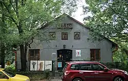 Ul. Gzymsków 8. Jeden z budynków osiedla, był siedzibą Teatru KTO.