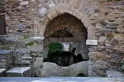 źródło – jedno z dwóch ujęć dostępnych z zewnątrz obiektu