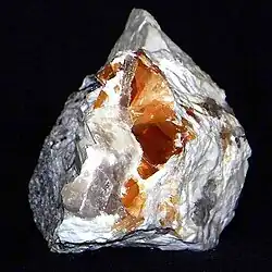 Kalcyt w pegmatycie, Zimnik, okolice Jeleniej Góry, Karkonosze.