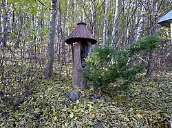 Kapliczka nozdrzeckich pszczelarzy z figurką Chrystusa Frasobliwego