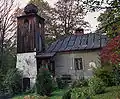 Budynek tzw. „kancelarii” z drewnianą dzwonnicą
