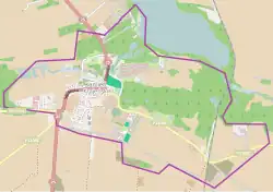 Mapa konturowa Kamienia Krajeńskiego, blisko górnej krawiędzi znajduje się owalna plamka nieco zaostrzona i wystająca na lewo w swoim dolnym rogu z opisem „Mochel”