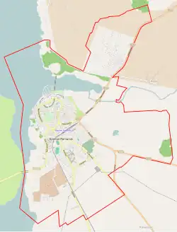 Mapa konturowa Kamienia Pomorskiego, po lewej znajduje się punkt z opisem „Muzeum Kamieni w Kamieniu Pomorskim”