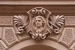 Kartusz z rzeźbionym wizerunkiem Hugona Kołłątaja