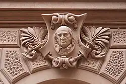 Kartusz z rzeźbionym wizerunkiem Juliana Ursyna Niemcewicza