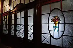 Ściana witrynowa z medalionami na I piętrze