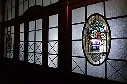 Ściana witrynowa z medalionami na II piętrze