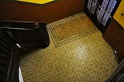 Posadzka u wejścia na klatkę schodową