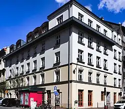 Ul. Bożego Ciała 4 (Ul. Miodowa 10).Kamienica (proj. August Pluszczyński, 1835–1840, przebudowana w latach 2018–2019)