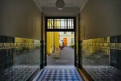 Sień, widok w kierunku bramy tylnej