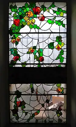 Witraż „Róże pnące” (1913),Kraków,  ul. Zwierzyniecka  17,I półpiętro