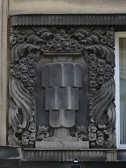 Jedna z płaskorzeźb, przedstawiających wazon z kwiatamiKamienica Fabryki Ćmielów,Kraków pl. Matejki 2, 1938-1940