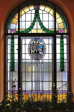 Witraż z medalionem z motywem Sukiennic (1912),Kraków, Kamienica Kennerów, ul. Szpitalna 38,II półpiętro