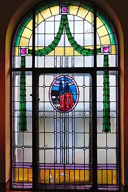 Witraż z medalionem z motywem Bazyliki św. Franciszka z Asyżu (1912),Kraków, Kamienica Kennerów, ul. Szpitalna 38,III półpiętro