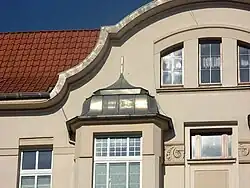 Wykusz nakryty hełmem w kamienicy nr 7