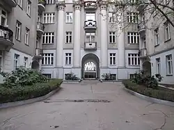 Widok na podwórze i bramę części centralnej