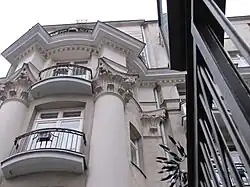 Detale lewego narożnika kamienicy (część centralna)