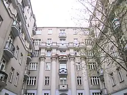 Widok na część główną kamienicy