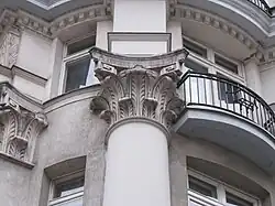 Kapitel pilastry i detale gzymsu