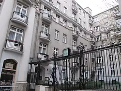 Lewa przybudówka kamienicy z bramą