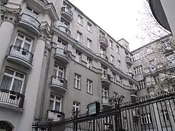 Lewa przybudówka kamienicy z bramą