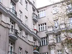 Lewy narożnik wewnętrzny części głównej z balkonami