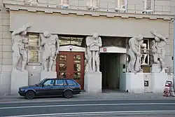 Atlanci na fasadzie kamienicy przy ul. G. Narutowicza 45 w Łodzi; współautorstwa F. Giecewicza