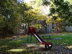 Plac zabaw w wyrobisku kamieniołomu