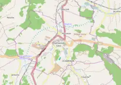 Mapa konturowa Kamiennej Góry, w centrum znajduje się punkt z opisem „Parafia Matki Bożej Różańcowej”