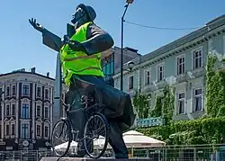 Sosnowiec, Pomnik Jana Kiepury w kamizelce odblaskowej