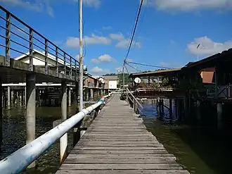 Jeden z drewnianych chodników na terenie osady (2019)