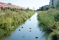 Kanał Nowa Ulga na Gocławiu, z lewej strony Trasa Siekierkowska.