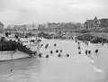 Small Box Girder używany jako rampa (pośrodku) oraz Churchill AVRE (po prawej) na plaży Juno, podczas lądowania w Normandii