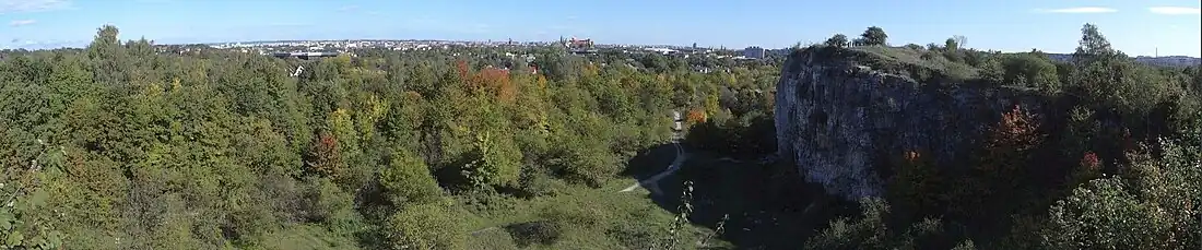 Wyrobisko kamieniołomu i widok na Kraków