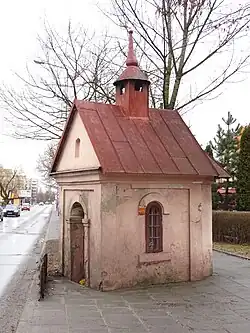 Znajdująca się przy ul. Kobierzyńskiej Kapliczka przydrożna zbudowana w formie miniaturowego kościoła. Widniała już na mapie z 1903 r. Obecnie odsunięta od ulicy i odwrócona rónolegle do niej.