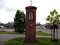 Kapliczka św. Antoniego z dzieciątkiem Jezus, w tle od lewej: sklep Lidl i salon meblowy Bodzio (2018)